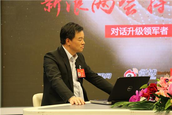 全国人大代表刘翔浩在直播访谈现场与网友互动