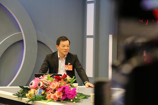 刘翔浩在直播中谈及油茶产业与精准扶贫